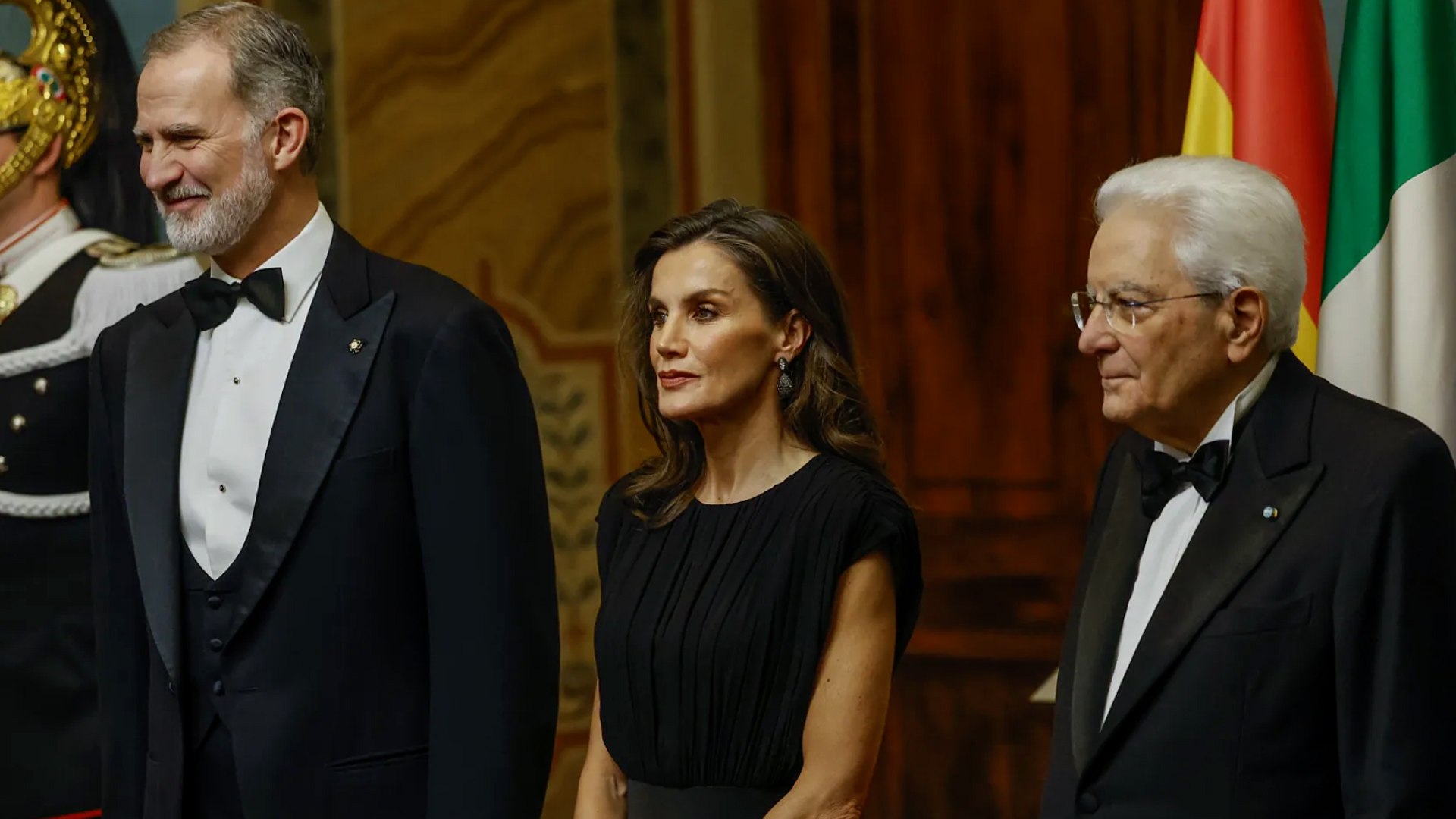 Tras un impecable aterrizaje en Italia, la reina deslumbr con un traje de chaqueta rosa pastel de Carolina Herrera durante la recepcin matutina. 
Para la cena de gala en honor a los monarcas espaoles en el majestuoso Palacio de Quirinal, la reina opt por el clsico y elegante color negro. En esta ocasin, eligi un vestido de la reconocida marca italiana Max Mara, que presentaba un cuerpo de georgette de seda pura, dejando los brazos al descubierto, y una sofisticada falda recta de satn. Este look resalta la elegancia atemporal y el estilo refinado que caracteriza a la realeza.