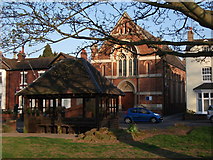 SP2872 : Bus shelter and United Reformed Church, Abbey Hill, Kenilworth by John Brightley