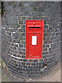 SJ9856 : King George letterbox in Broad Street by John S Turner