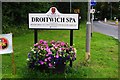 SO9063 : Welcome sign, Hanbury Road, Droitwich Spa by P L Chadwick