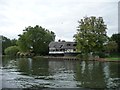 SU7879 : Thatched house off Willow Lane, Wargrave by Christine Johnstone