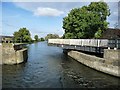 SE6211 : Bramwith swingbridge, closing to boaters by Christine Johnstone