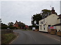 TM4198 : Beccles Road, Thurlton by Geographer