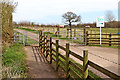 SO9095 : Public footpath by Pennwood Farm in Staffordshire by Roger  D Kidd