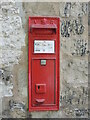 ST9539 : Victorian letterbox on Rectory Cottage by Neil Owen