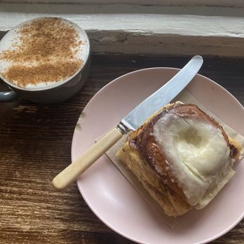 Chai latte and vegan cinnamon bun!