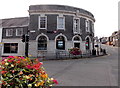 SS5898 : HSBC and floral displays in Gorseinon by Jaggery