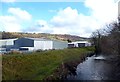 ST1492 : Rhymney River Flood Bank by Des Blenkinsopp