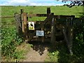 NS5174 : Gate on right of way to Craigton by Lairich Rig