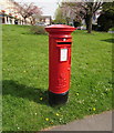 ST2986 : Queen Elizabeth II pillarbox, Dickens Drive, Newport by Jaggery