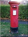 SJ6854 : Elizabeth II postbox on Wistaston Green Road by JThomas