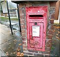 SJ9694 : E II R postbox (SK14 4) by Gerald England