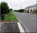 SS9272 : End of the pavement alongside the B4265 St Brides Road, Wick by Jaggery