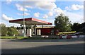 SP5861 : Derelict petrol station on London Road, Daventry by David Howard