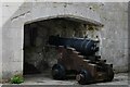 SY6874 : Portland Castle, The Lower Gun Room: Late c17th 12 pounder 'Rose and Crown gun by Michael Garlick