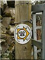 SH6168 : Llwybr Llechi Eryri / Snowdonia Slate Trail waymark disc, Llanllechid by Meirion