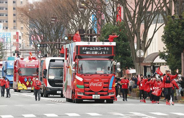 スタートした東京五輪の聖火リレーで、聖火ランナーの前を走るスポンサーの宣伝車両などの車列 ＝２５日、福島県いわき市