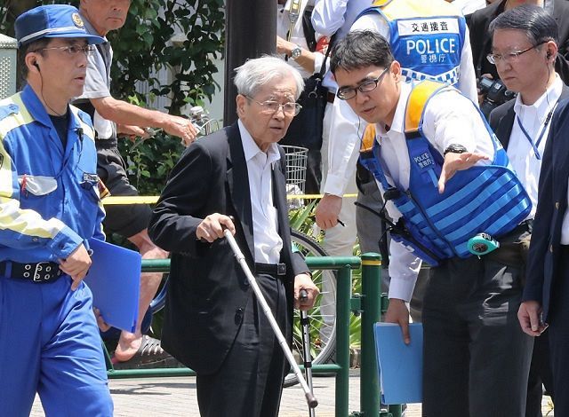 事故現場で実況見分に立ち合う旧通産省工業技術院の飯塚幸三元院長（中央）＝2019年6月