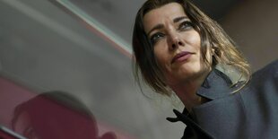 Die Schriftstellerin Elif Shafak blickt mit starken Blick in die Ferne