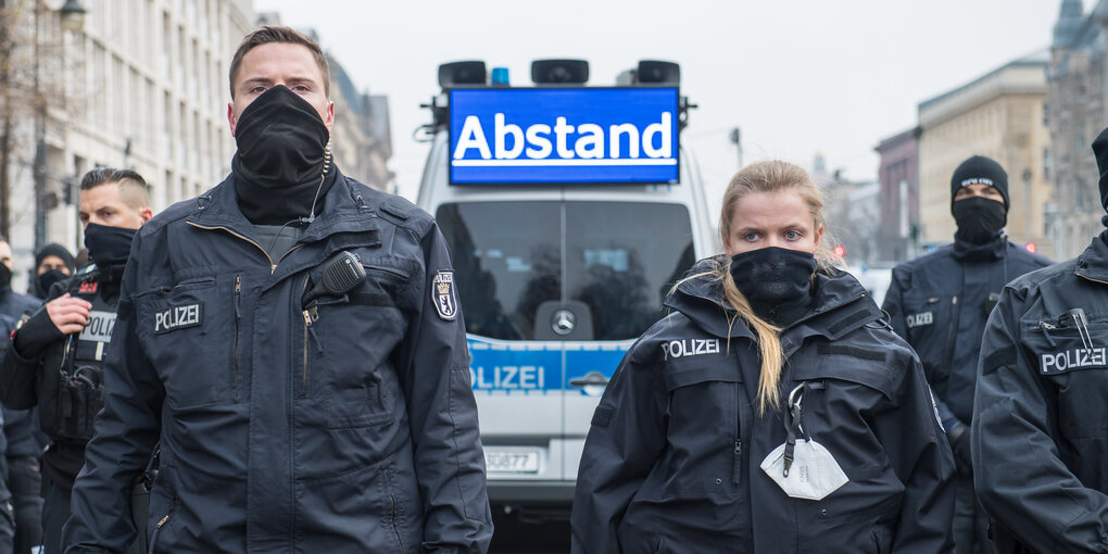 Polizist*innen bei einer Demonstration.