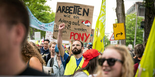 Klinikpersonal auf einer Demo in NRW