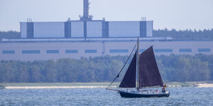 Segelboot vor AKW