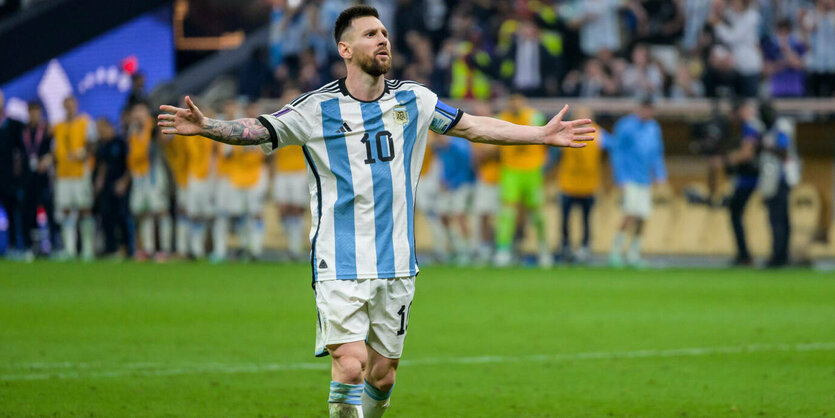 Messi breitet die Arme aus