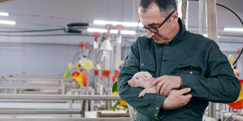 Özdemir hält kein kleines Ferkel auf dem Arm