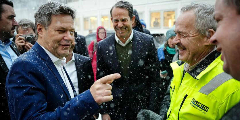 Bundeswirtschaftsminister Habeck im Gespräch mit Menschen