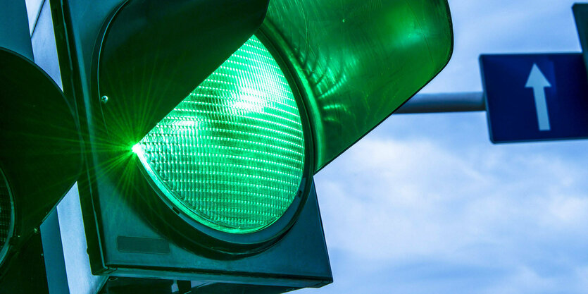 Eine Ampel leuchtet grün