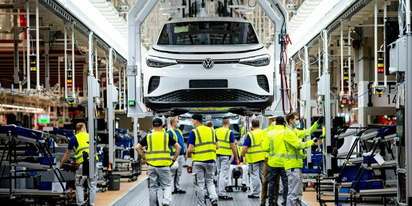 Mitarbeiter von VW arbeiten am ID.4. Volkswagen in derFabrikhalle