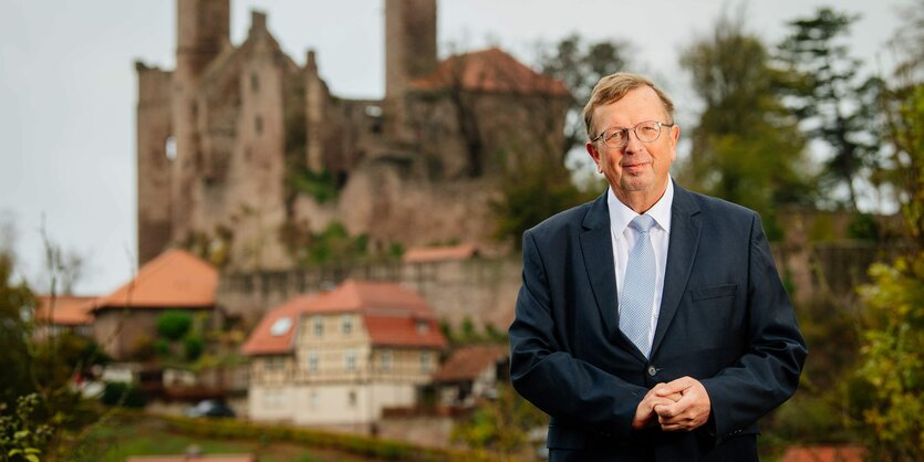 Ein Mann steht vor einem Dorf