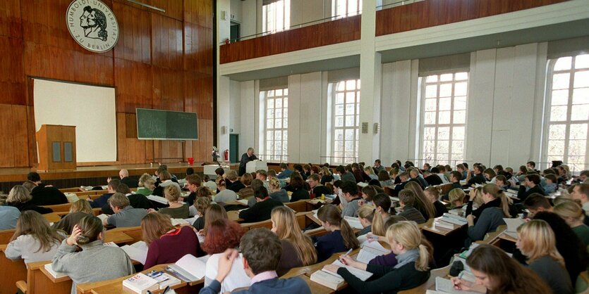 Hörsaal mit vielen Studenten