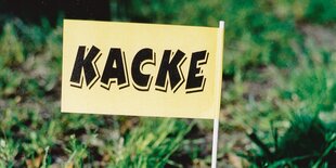 Fähnchen mit der Aufschrift "Kacke"