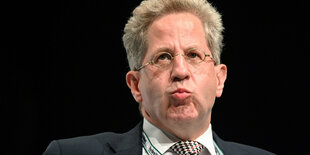 Ein Foto von Hans-Georg Maaßen, auf dem er grimmig schaut.