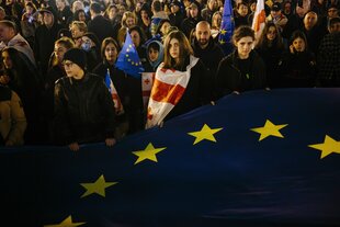 Pro-europäische Demonstranten nach der Wahl in Georgien