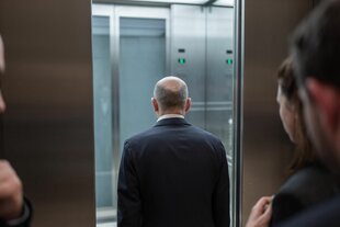 Bundeskanzler Olaf Scholz (SPD), steigt nach der Fraktionssitzung nach dem Bruch der Ampelkoalition in den Aufzug