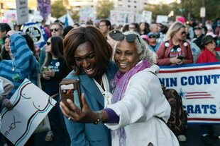 Frauenmarsch in Washington - zwei Frauen machen gemeinsam ein Selfie