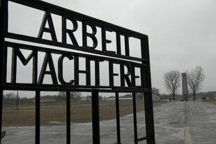 Die Worte "Arbeit macht frei" bilden einen Teil des schmiedeeisernen Tores zum KZ Sachsenhausen