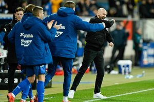 Hoffenheim-Trainer Christian Ilzer und Spieler jubeln an der Seitenlinie