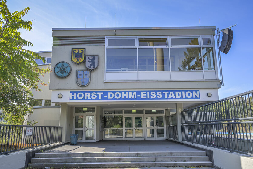 Der Eingang des Horst-Dohm-Eisstadions in Charlottenburg-Wilmersdorf