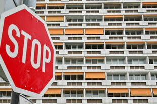 Ein Stop-Schild ist vor vielen wohnungen in einem Hochhaus im Zentrum von Cottbus zu sehen