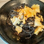 il Ktutti - イカ墨を練り込んだ真っ黒なパスタに、春らしい白魚と春キャベツを組み合わせたオイルソースが相性抜群！