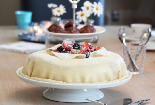 Image: Marsipanbløtkake med jordbær, vaniljekrem og valnøtter