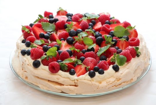 Image: PAVLOVA MED FLØTEKREM OG FRISKE BÆR