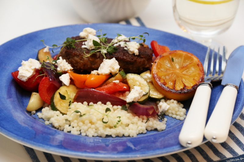 Karbonade med stekte grønnsaker, couscous og feta