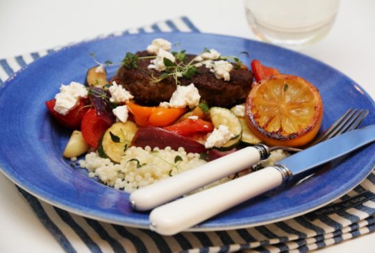 Image: KARBONADER MED MIDDELHAVSGRØNNSAKER, COUSCOUS OG FETA