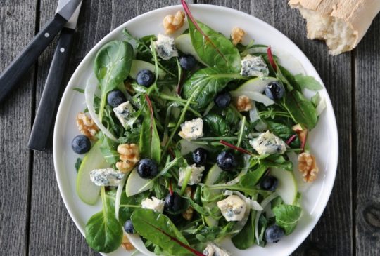 Image: SALAT MED EPLER, BLÅMUGGOST OG VALNØTTER