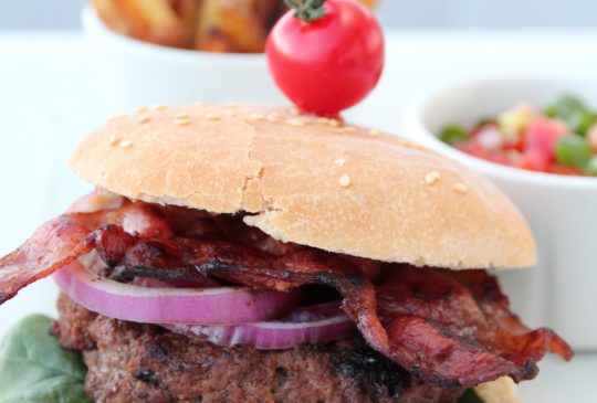 Image: HAMBURGER MED BACON, TOMATSALSA OG CHILIKREM