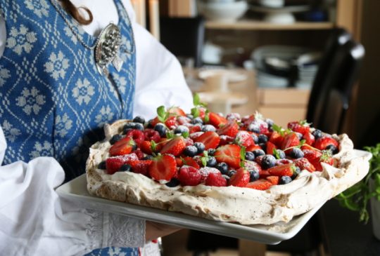 Image: PAVLOVA MED LAKRIS OG SITRONKREM